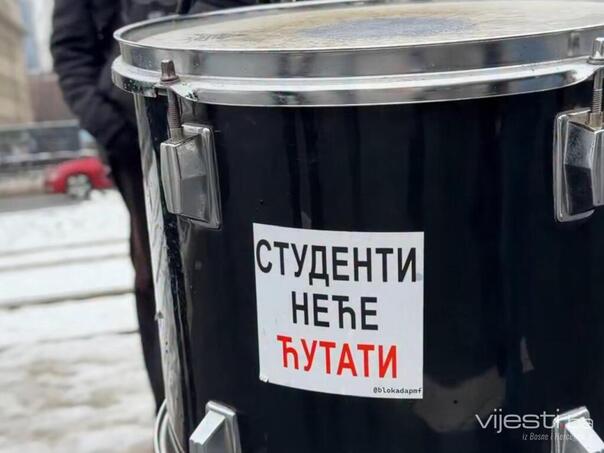 Ćirilicom ispisana poruka na bubnju privukla pažnju na protestu