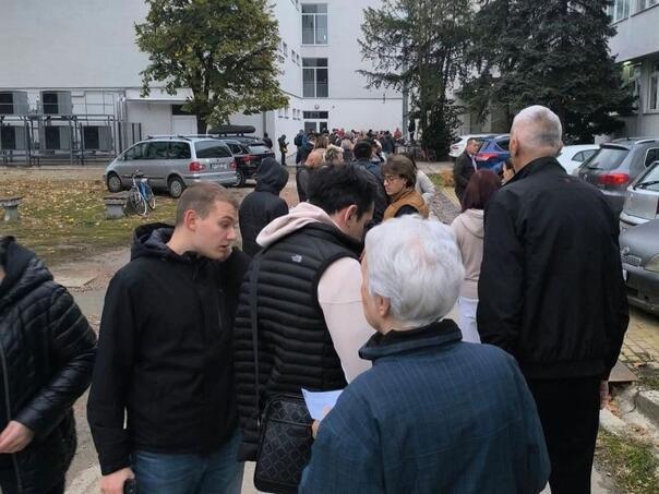 Član biračkog odbora u Šapcu napadnut i izguran iz prostorije