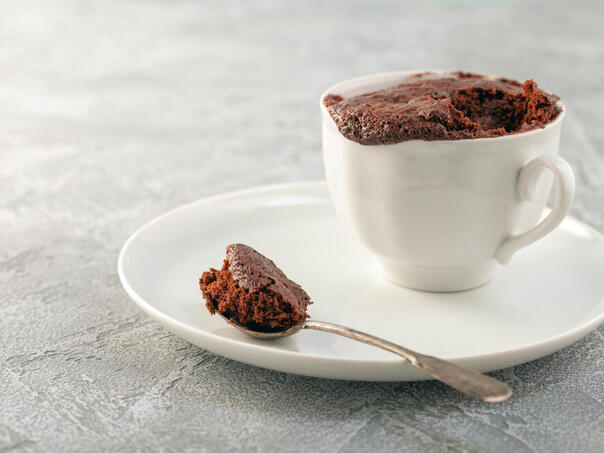 Čokoladni kolač iz šolje za 10 minuta: Bez jaja i miksera