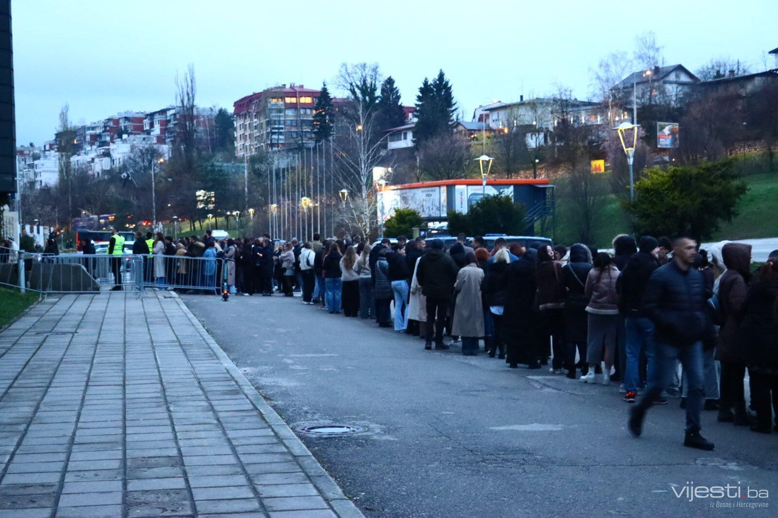 Čolić otvara sarajevski koncertni maraton, gužva i euforija pred Zetrom