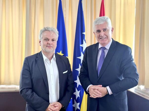 Čović sa Sattlerom: Budžet ostaje visoki prioritet i zahtjeva hitnu akciju