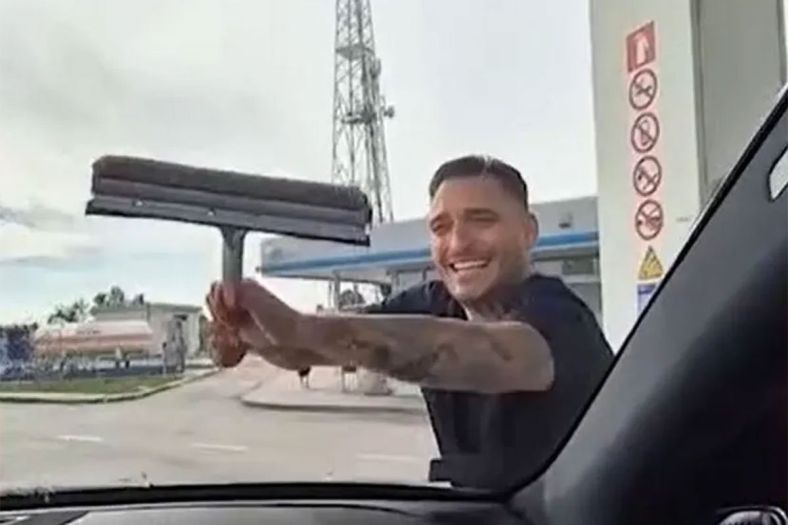 Darko Lazić zasukao rukave i oprao šoferšajbnu na pumpi, nagrađen je bakšišom