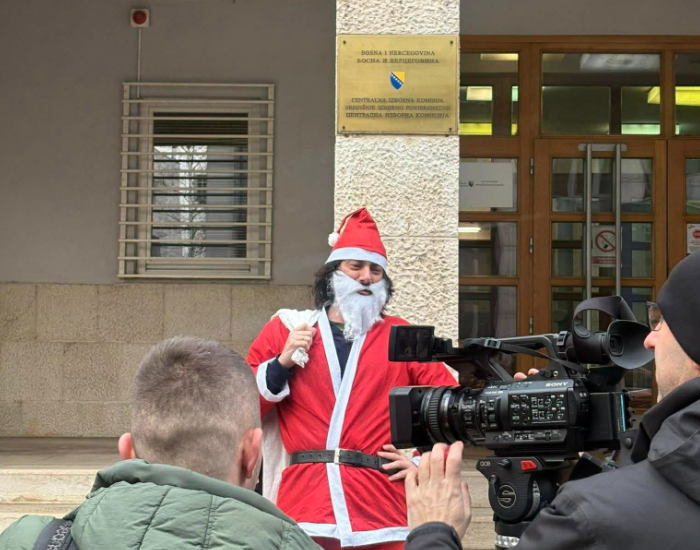 Deda Mraz pred CIK-om: Vreća puna "glasova za Karana"