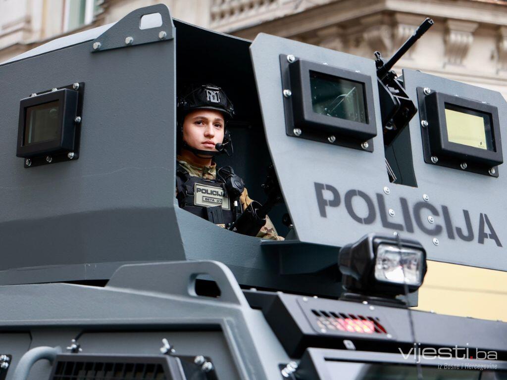 Defile policije u Sarajevu: Spremni na sve scenarije