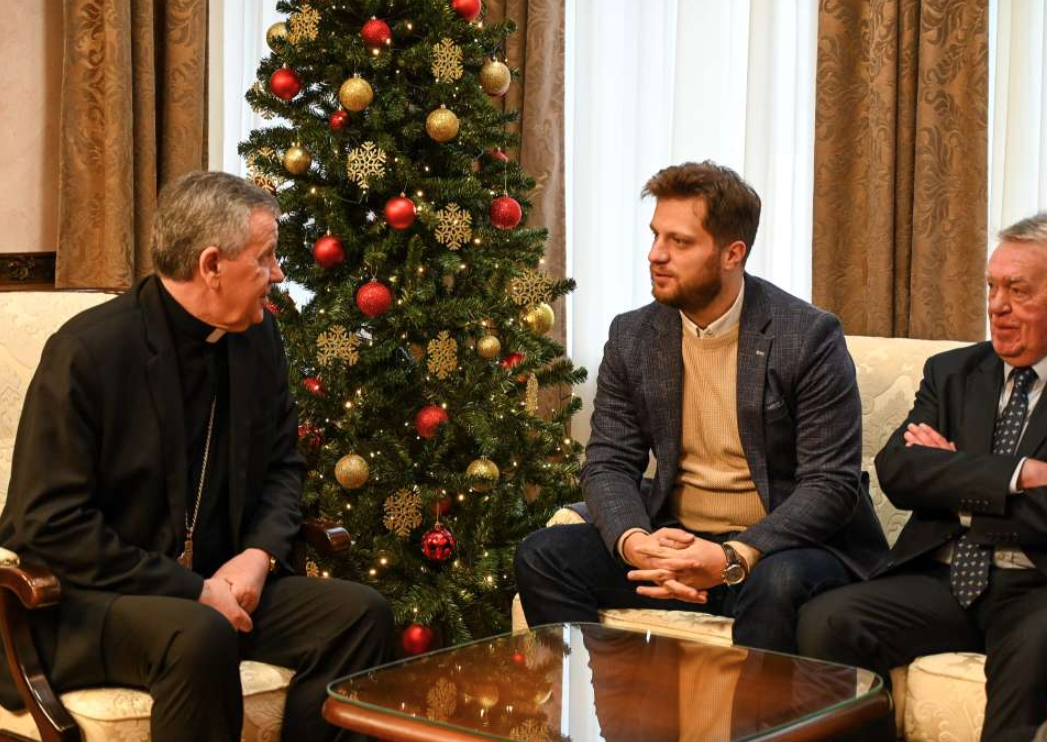 Delegacija Općine Stari Grad u božićnoj posjeti nadbiskupu Vukšići i gvardijanu Radiću