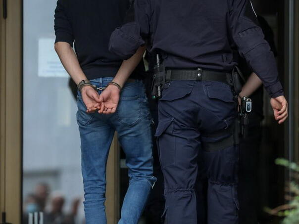 Derventa: Lišena slobode dva lica zbog iznude