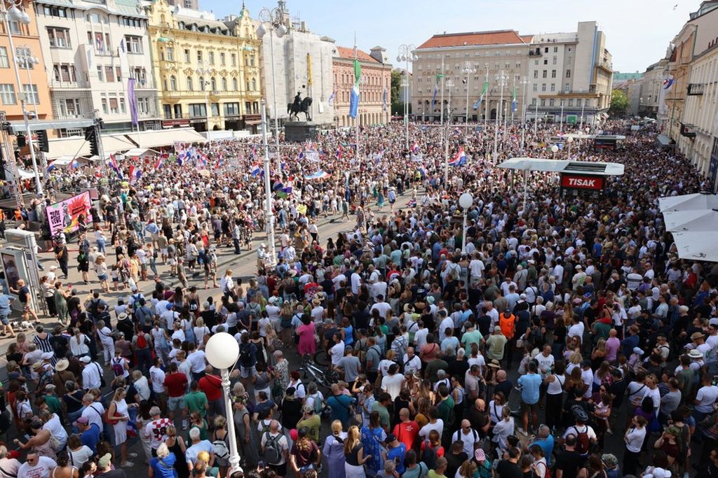Desetine hiljada ljudi na protestu u Zagrebu: "Hulje, izdajice!"