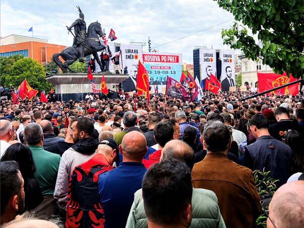 Desetine hiljada ljudi u Prištini traže oslobađajuću presudu za Hašima Tačija