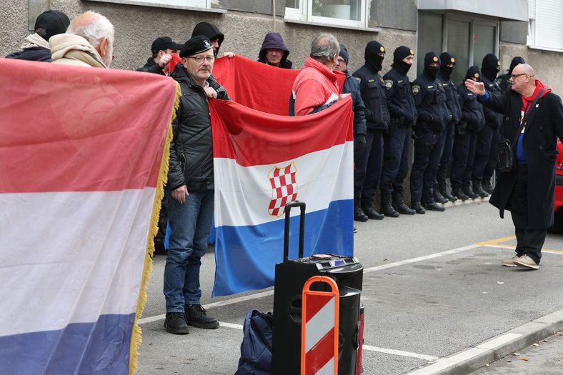 Desničari se okupili ispred Tomaševićeve zgrade, istakli ustaške simbole