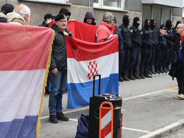 Desničari se okupili ispred Tomaševićeve zgrade, istakli ustaške simbole