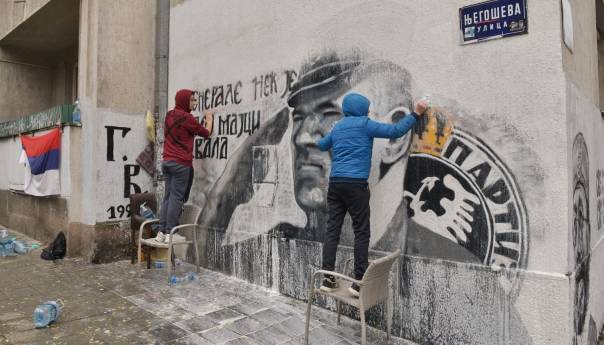 Desničari uklanjaju kreč s murala zločinca Mladića