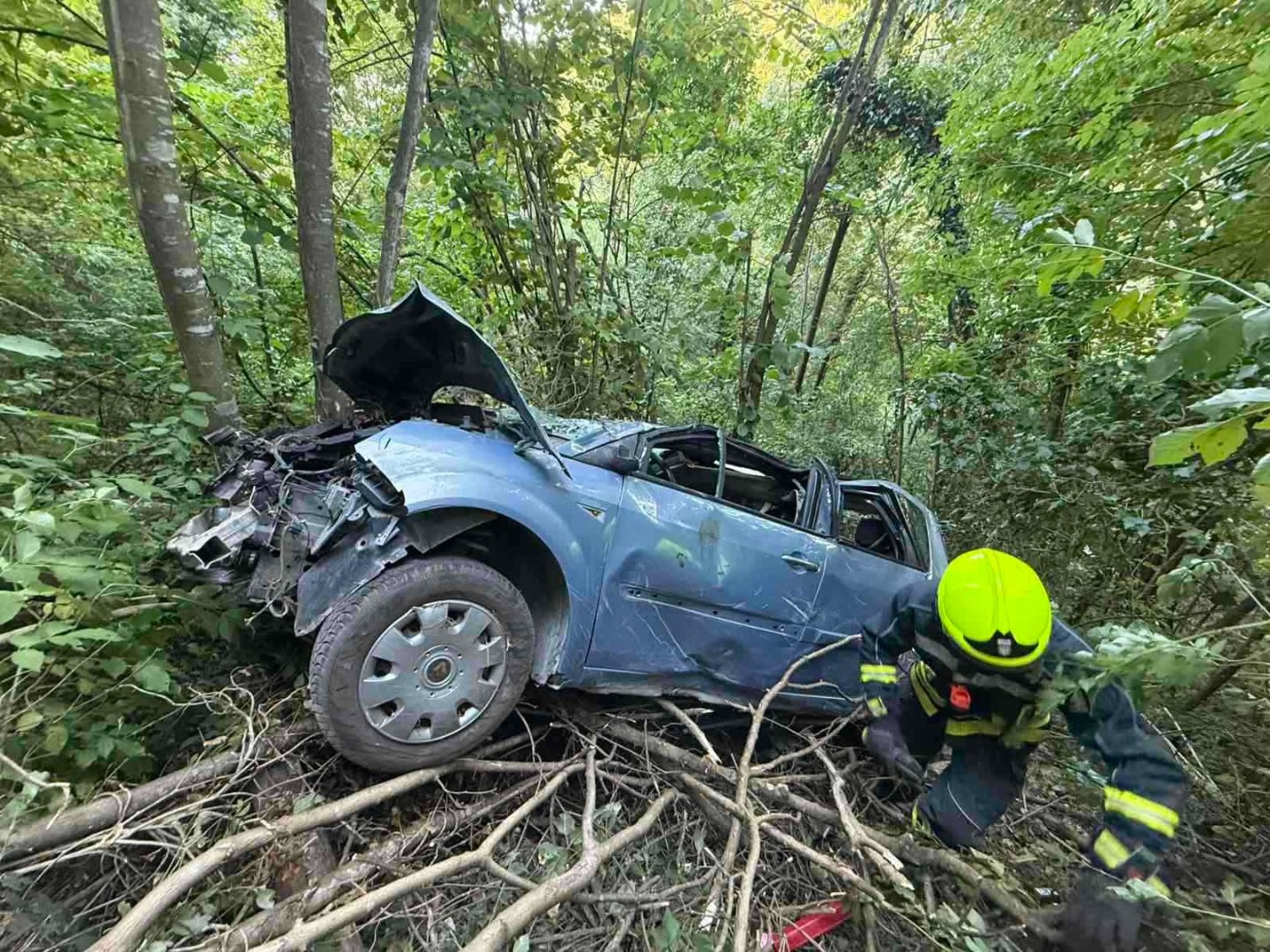 Nesreća u Banjaluci: Dva maloljetnika povrijeđena, automobil uništen ...