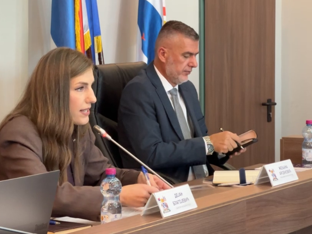 Detalji sjednice: Baćevac spominjao AI, neki odbornici cvijet Srebrenice, vjeronauku...