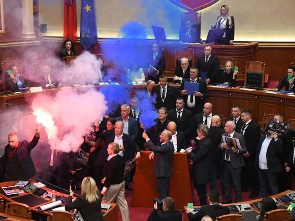 Dimne bombe i baklje prekinule sjednicu parlamenta u Albaniji