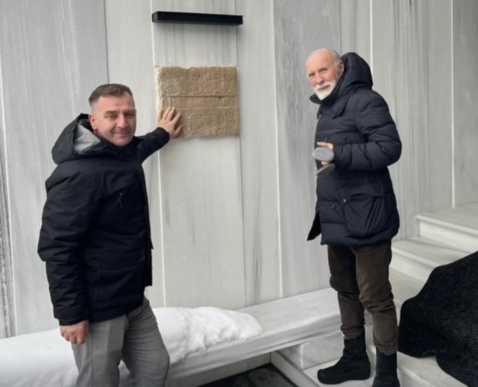 Dino Merlin proučio ezan u obnovljenoj bh. džamiji
