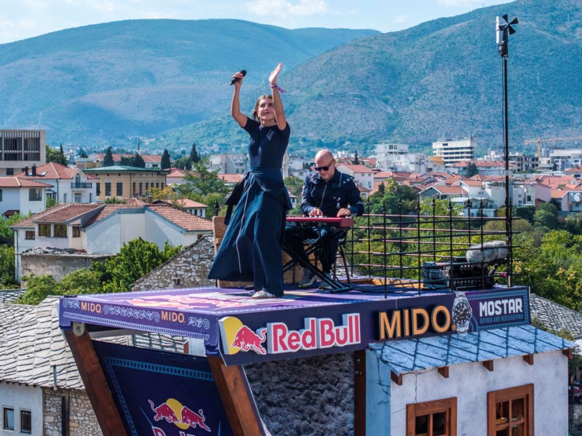 Divanhana otvorila finalnu rundu Red Bull Cliff Divinga, publiku iznenadio i let jetpackom