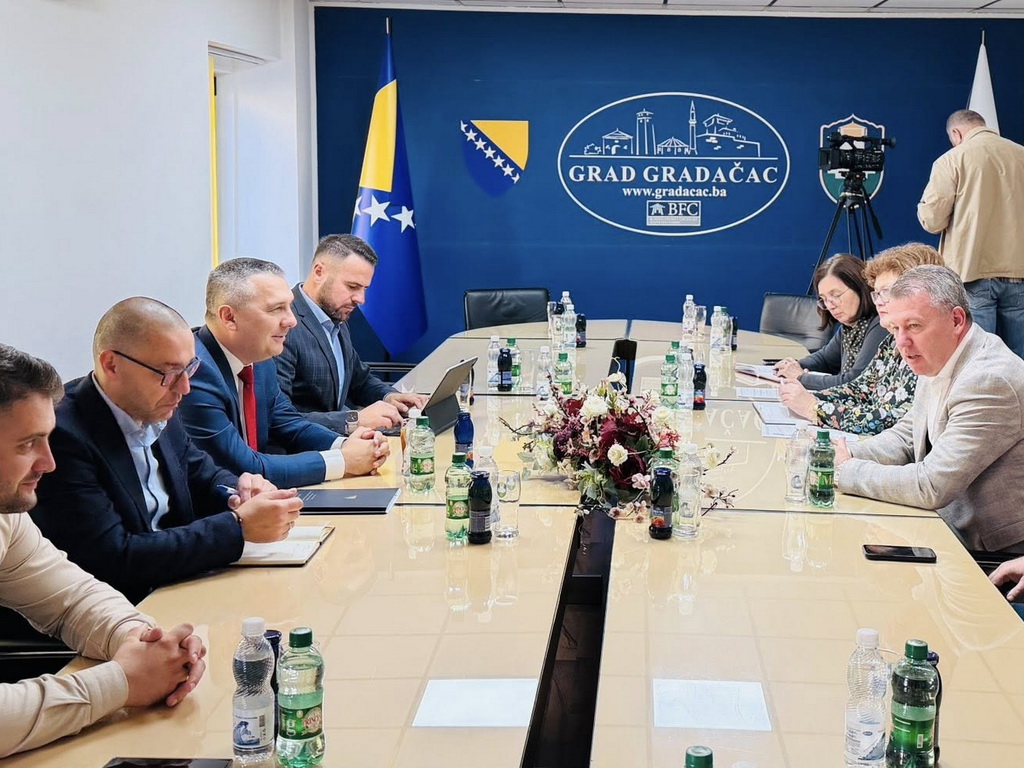 Dizdar u Gradačcu potpisao ugovor o izgradnji putne infrastrukture u povratničkim mjestima