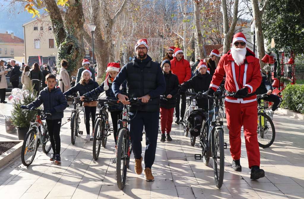 Djeda Mrazovi na biciklima defilirali kroz Mostar