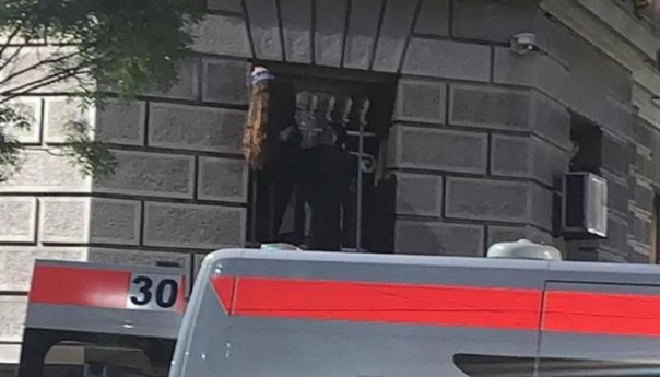 Djevojka se popela na prozor zgrade Predsjedništva Srbije