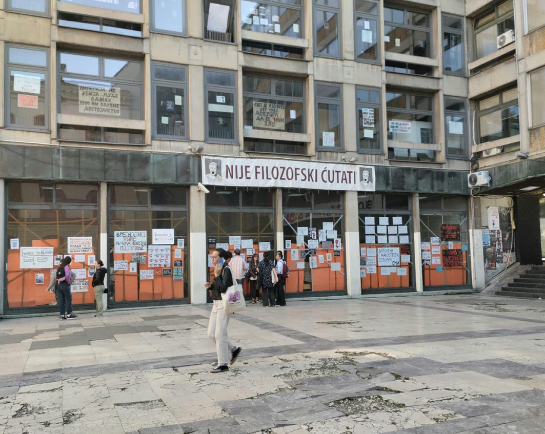 Panika zbog pirotehnike: Djevojka skočila sa petog sprata fakulteta u Beogradu?