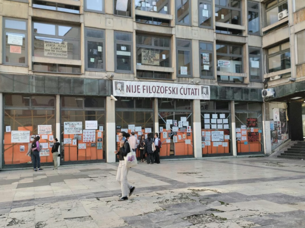 Panika zbog pirotehnike: Djevojka skočila sa petog sprata fakulteta u Beogradu?