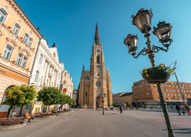 Djevojka u Novom Sadu pala s prozora na dostavljača