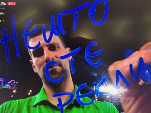 Đoković je nakon pobjede ispisao poruku na ćirilici, kome je upućena?