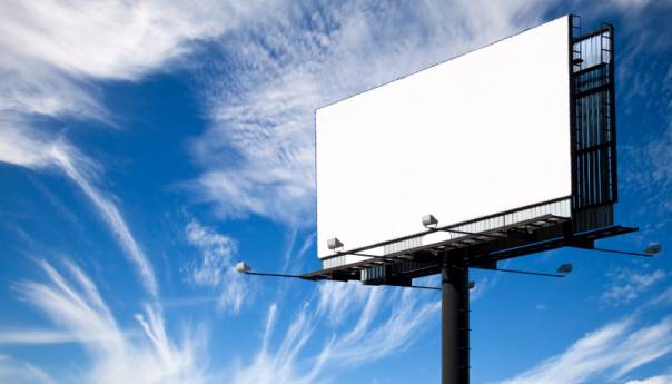 Doboj: Pijan sjekirom oštetio nosač bilborda