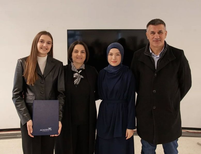 Dodijeljene stipendije u čast Azre i Alme: Nagrađene najbolje studentice