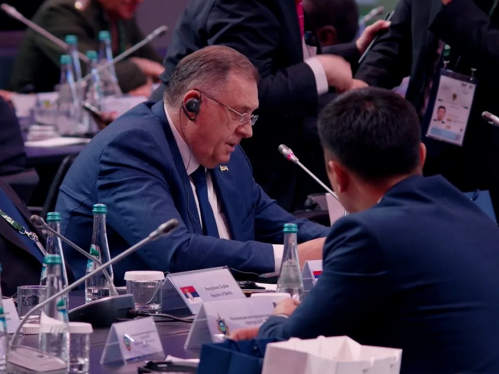 Dodik danas za istim stolom s Rusima i Amerikancima