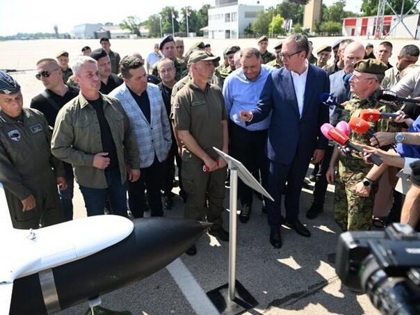 Dodik i Vučić na prikazu modernih sredstava i sistema Vojske Srbije