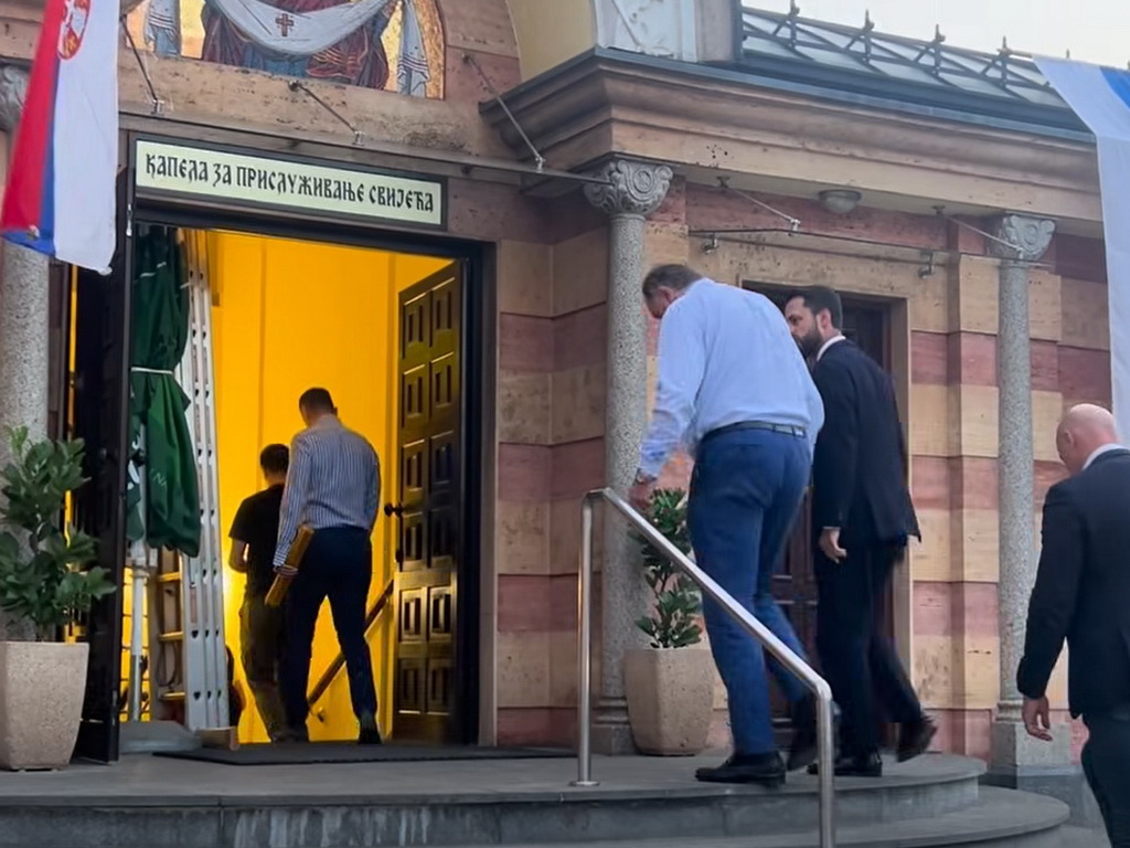 Dodik sa svijećom u ruci odao počast ratnom zločincu Ratku Mladiću