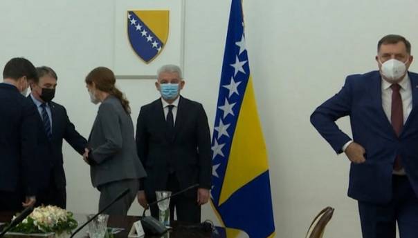 Dodik se odbio fotografisati sa Power i Nelsonom