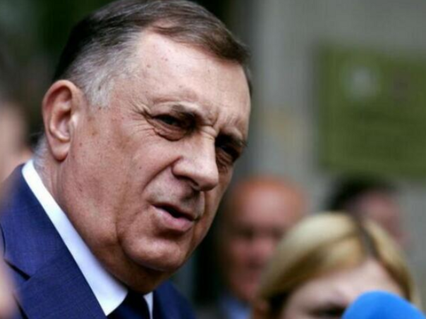 Dodik tvrdi da je Sarajevo smijenilo Vladu RS