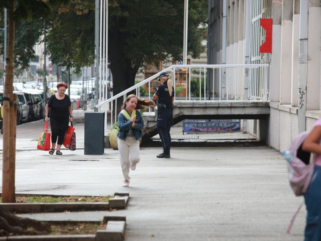 Dojave o bombama u desetinama škola širom Srbije