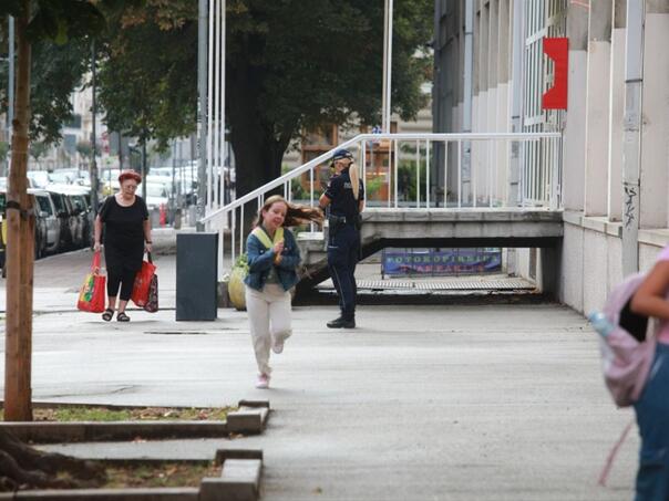 Dojave o bombama u desetinama škola širom Srbije