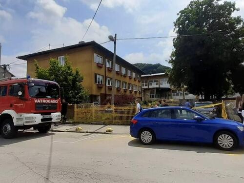 Dojave o bombama u više škola u TK: U toku evakuacija