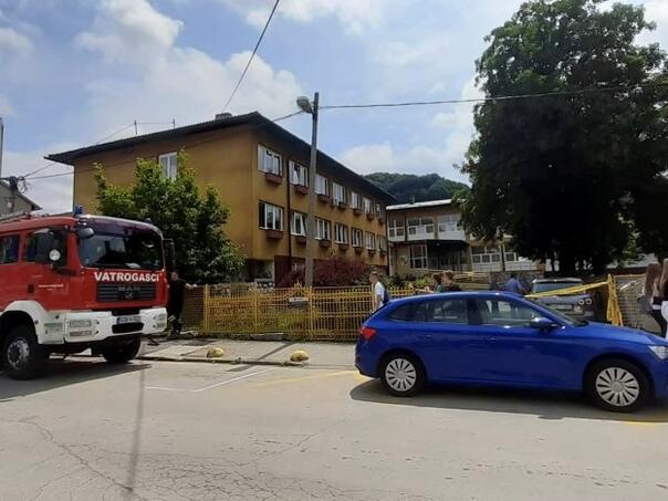 Dojave o bombama u više škola u TK: U toku evakuacija