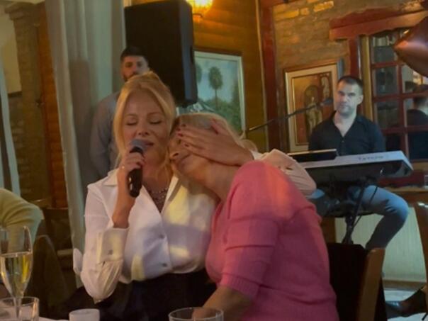 Dok Ilda Šaulić pjeva, njena sestra roni suze: Emotivan snimak sa porodične proslave