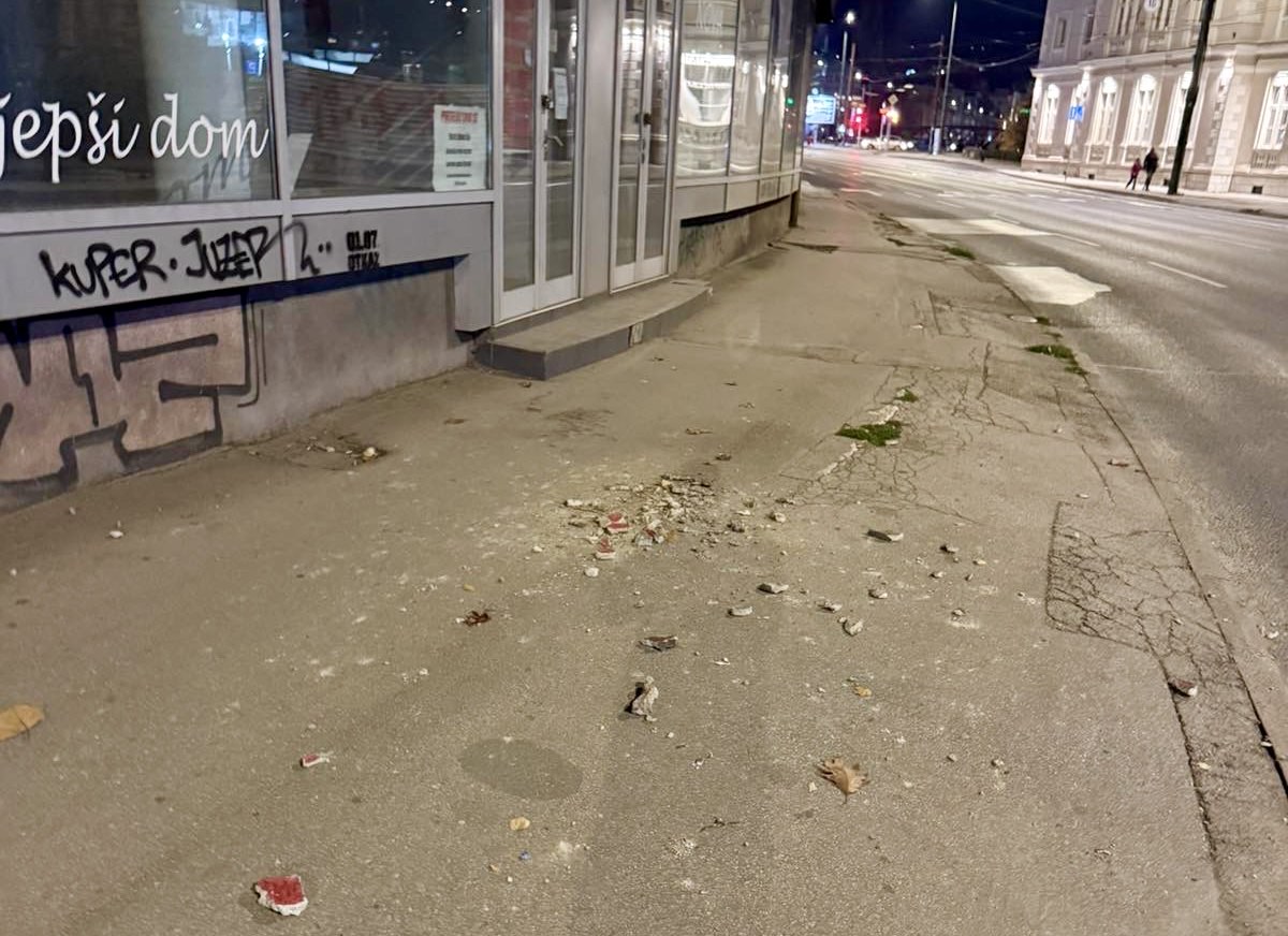 Dokle više: Opet se obrušila fasada sa zgrade u centru Sarajeva