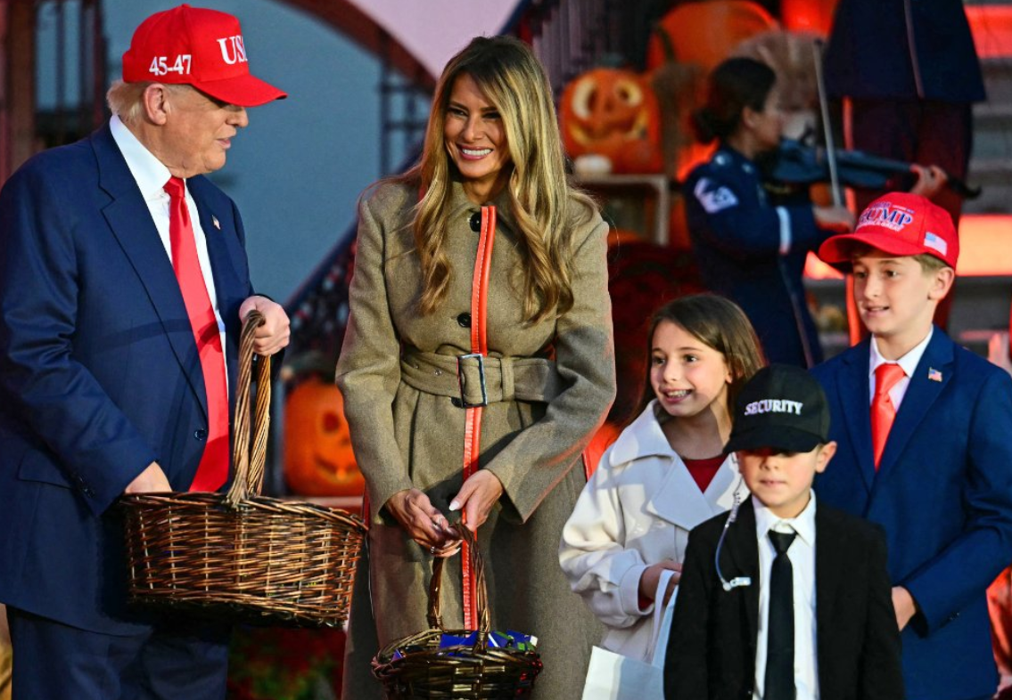 Donald i Melania Trump dijelili djeci slatkiše ispred Bijele kuće