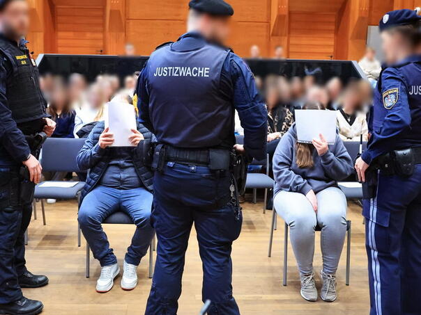 Doživotni zatvor za par koji je izgladnjivao i mučio svog sina