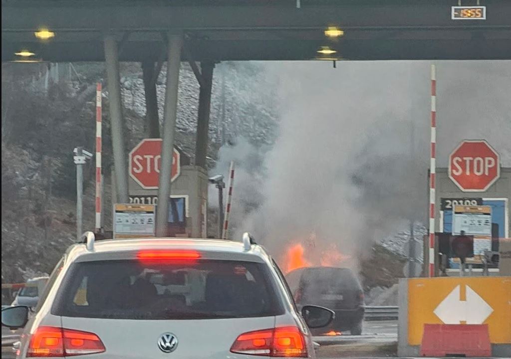 Zapalio se automobil na naplatnoj stanici Vlakovo