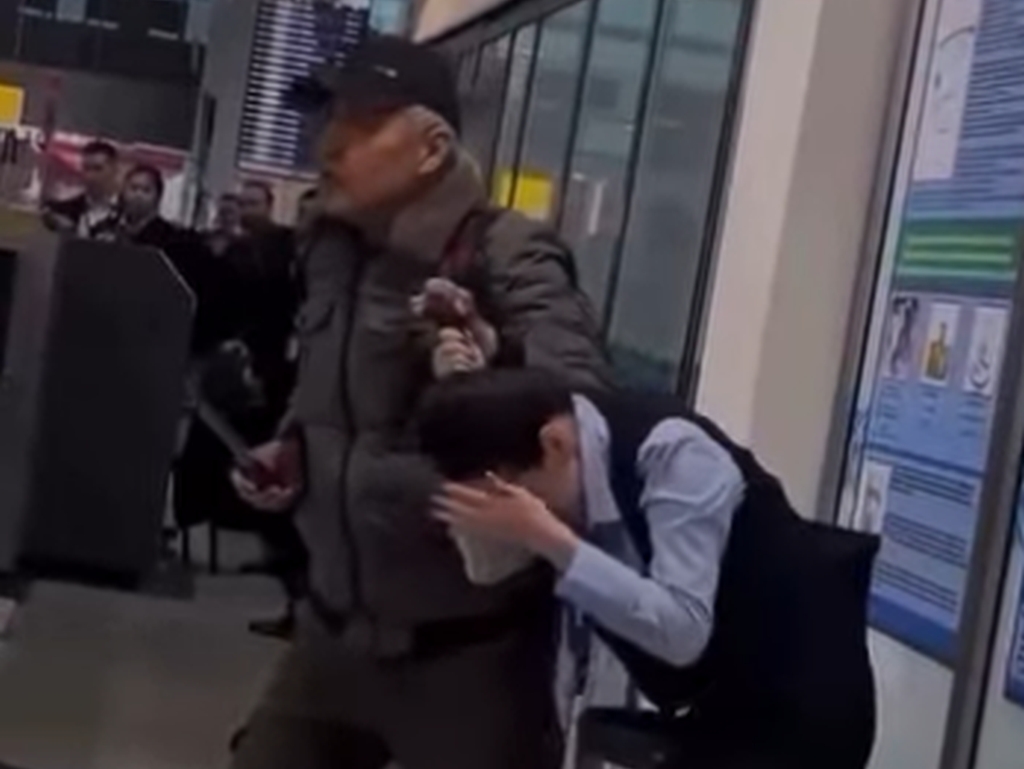 Drama na aerodromu: Pomahnitali muškarac sa nožem uzeo djevojku za taoca