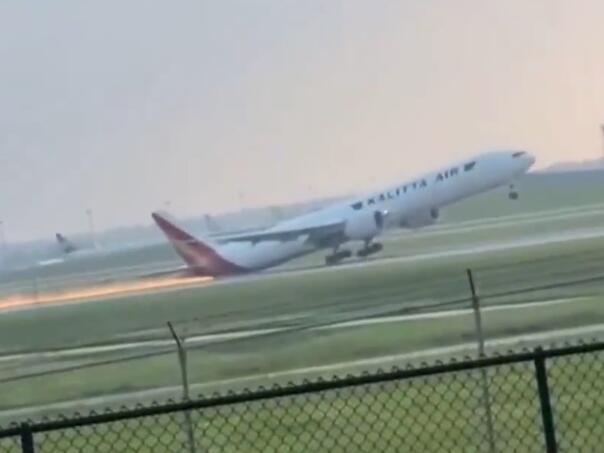 Drama na američkom aerodromu: Avion pri slijetanju udario repom o pistu