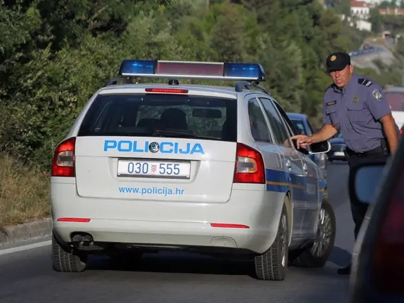 Drama na autoputu: Stali u zaustavnoj traci, pa se obračunali
