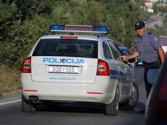 Drama na autoputu: Stali u zaustavnoj traci, pa se obračunali