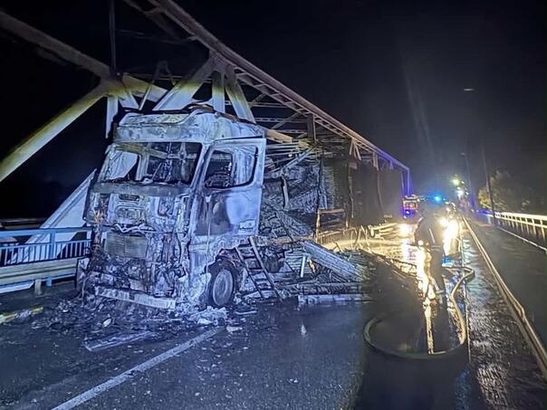 Drama na granici BiH i Srbije: Kamion se zapalio nasred mosta