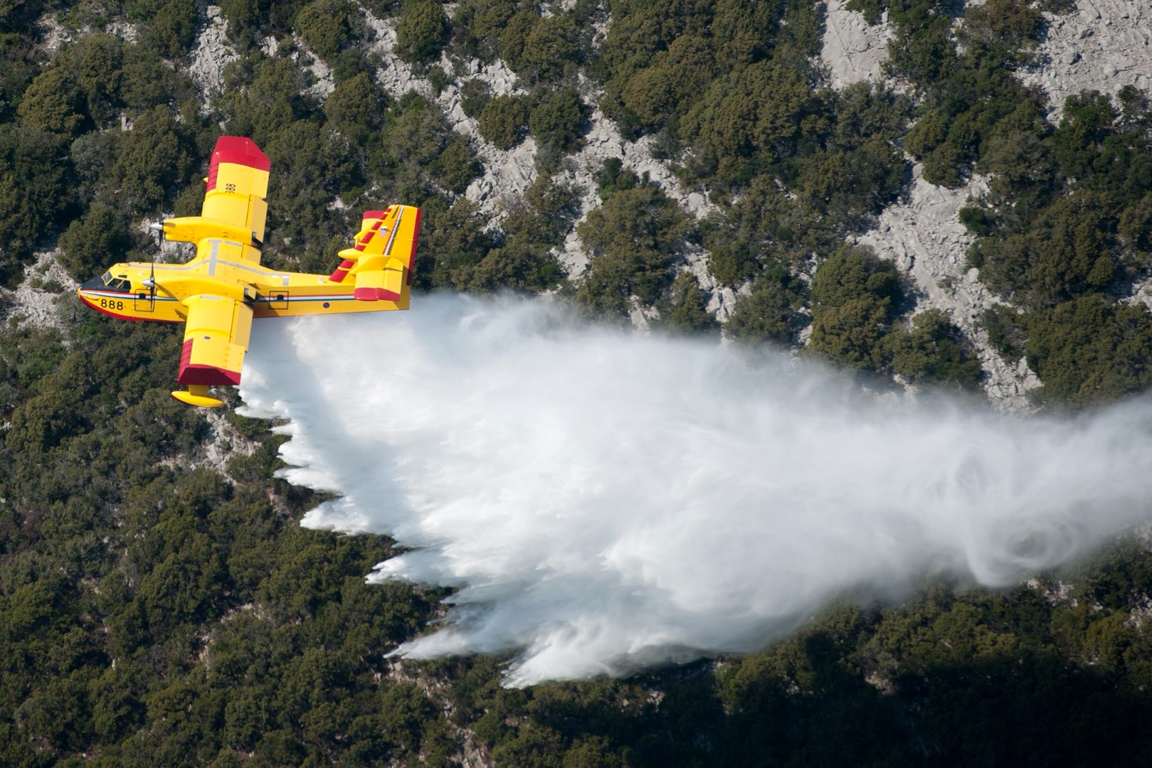 Na Hvaru buknuo požar, vatrogascima pomažu i avioni