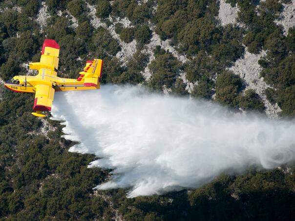 Na Hvaru buknuo požar, vatrogascima pomažu i avioni